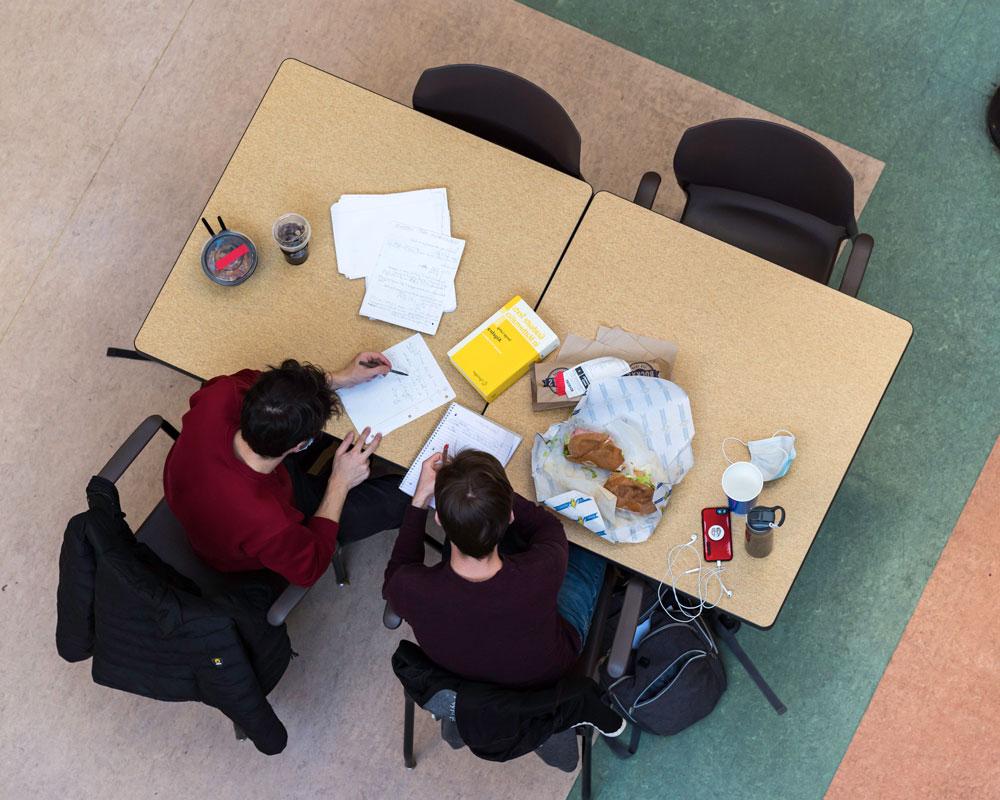 在澳门威尼斯人网上赌场，学生们走在免费食堂前选择食物